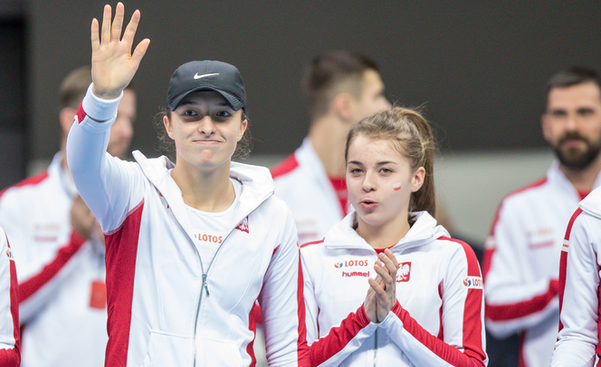 Maja Chwalińska (z prawej) obok Igi Świątek w czasie meczu reprezentacji Polski w Fed Cup