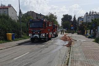 Wielka plama oleju przed skrzyżowaniem w Starej Miłosnej