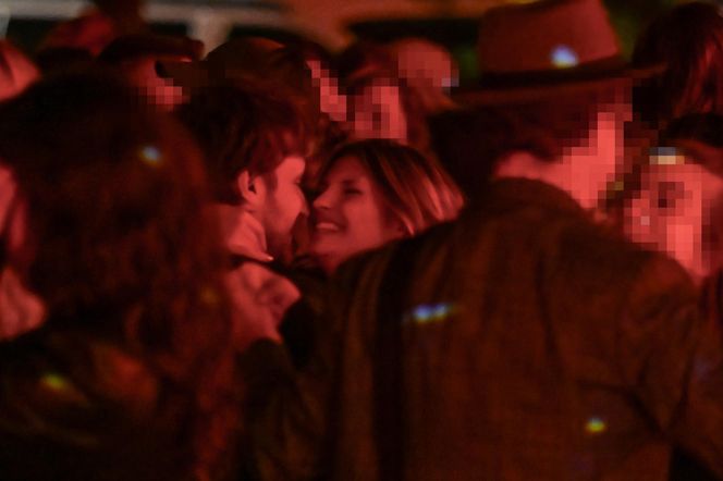 Maciej Musiał całował ukochaną na balkonie