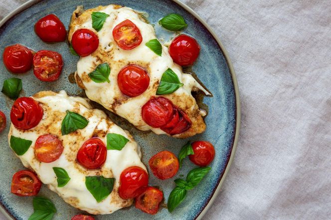 Weź pierś kurczaka i dodaj te 2 składniki. Pyszny obiad z piekarnika zrobisz w 30 minut