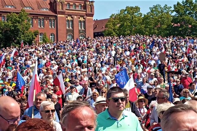 Manifestacja 4 czerwca na placu Solidarności w Szczecinie