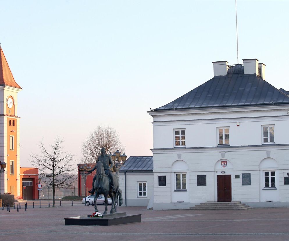 To jedno z najstarszych miast na Mazowszu. Rozsławia je legenda o tamtejszym trunku