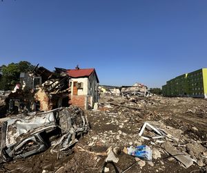 Stronie Śląskie przed i po powodzi. Aż trudno uwierzyć, że to te same miejsca. Zdjęcia odbierają mowę 