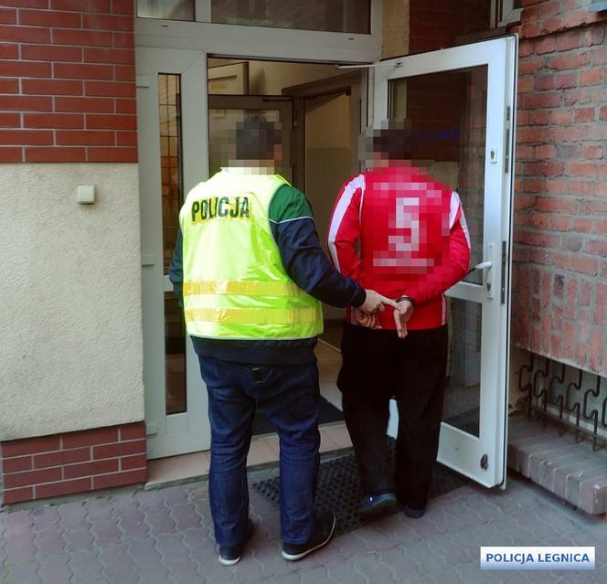 Znęcał się nad matką i spalił stodołę