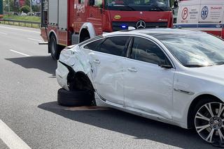 Jaguar stracił koła, mercedes wbił się w ciężarówkę. Spektakularne zderzenie na S8 w Warszawie