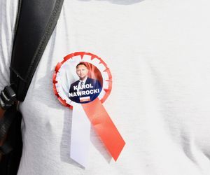 Banery na powitanie Nawrockiego 