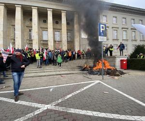 Protest rolników we Wrocławiu. Strajk wymyka się spod kontroli. Urząd Wojewódzki obrzucany jajkami