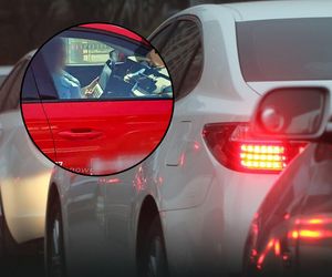 Za kierownicą z laptopem na kolanach. Nagranie obiega sieć