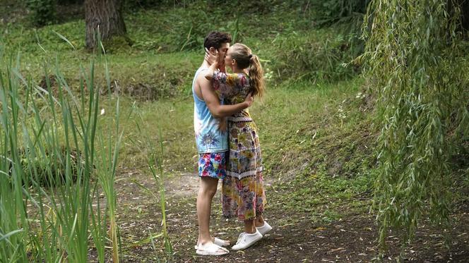 Barwy szczęścia, odcinek 1978: Justin (Jasper Sołtysiewicz), Oliwka (Wiktoria Gąsiewska)