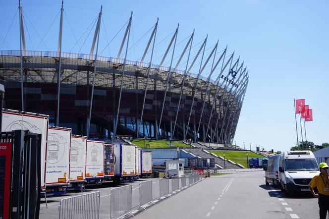 Na stadionie trwają prace nad konstrukcją sceny, na której wystąpi Taylor Swift