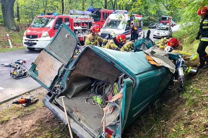 Wypadek w Niemgłowach pod Rawą Mazowiecką. Zderzenie busa z TIR-em