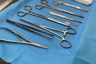 Kot Duszek najadł się migdałów, potrzebna była operacja.