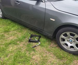 Dramat w Iłowie! Mechanik przygnieciony przez auto podczas naprawy 