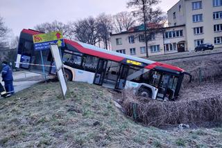 Fatalny wypadek w Czechowicach-Dziedzicach. Autobus zawisł na skarpie! [ZDJĘCIA]