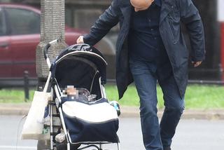 Joachim Brudziński na spacerze z wózkiem