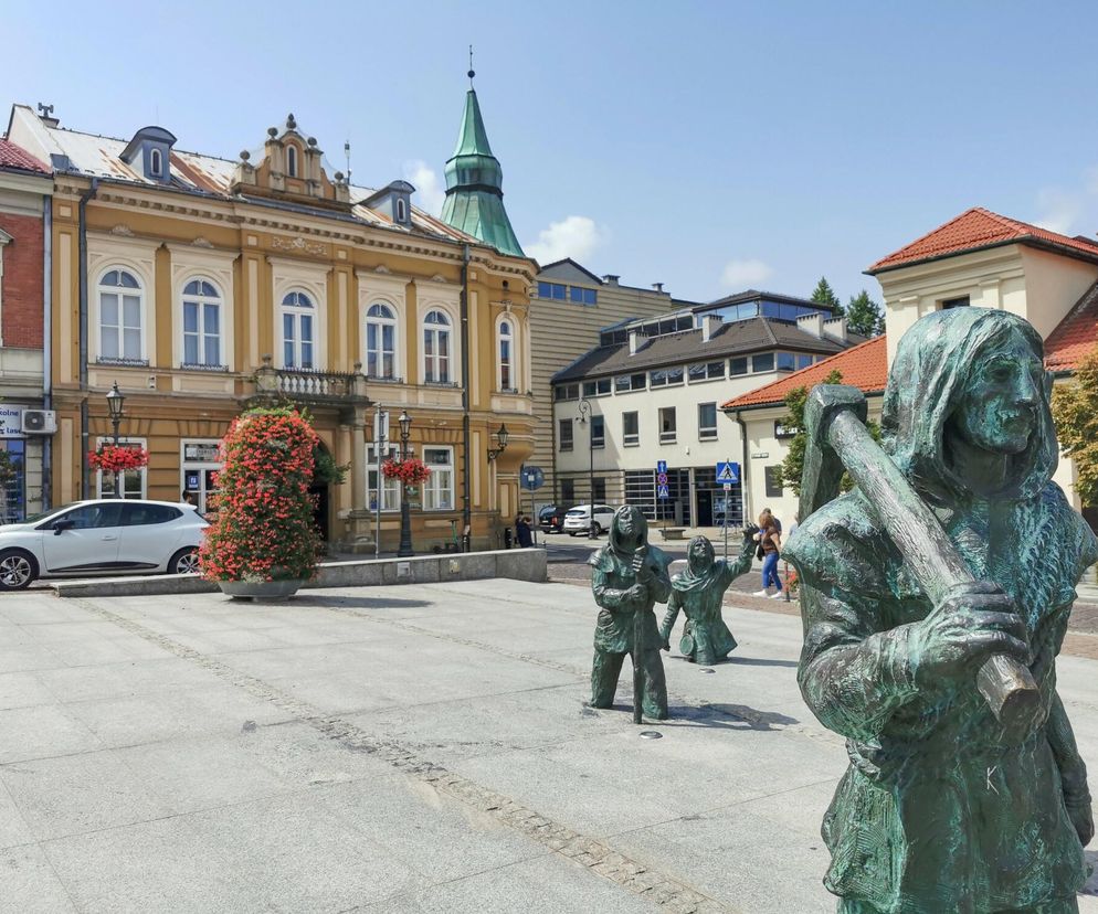 Rzeźby górników na placu w Wieliczce na tle zabytkowych kamienic. O kopalni soli przeczytasz na Eska Kraków.