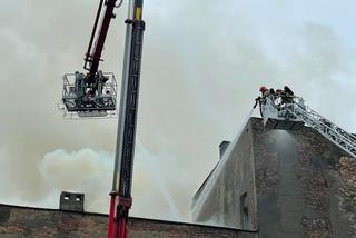 Pożar w centrum Będzina. Strażacy walczą z ogniem