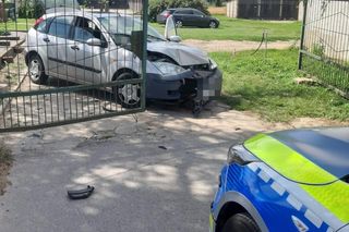 Był tak pijany, że ledwo utrzymywał się na własnych nogach. Mimo to wsiadł za kierownicę 