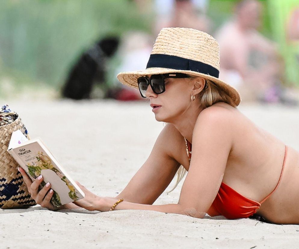 Gwiazda Na Wspólnej wygrzewa się nad morzem w skąpym bikini. Gorące kadry!