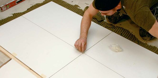 Układanie płytek ceramicznych na wąską spoinę