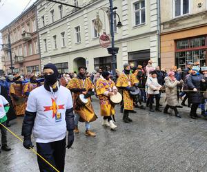 Kolorowy Orszak Trzech Króli w Łodzi. W centrum miasta pojawiło się mnóstwo osób [ZDJĘCIA]