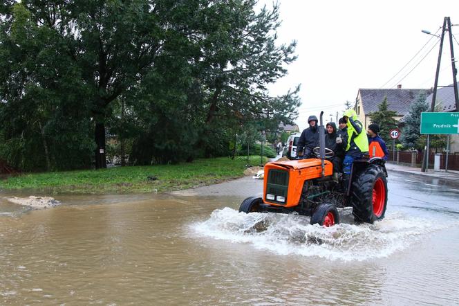 Zagrożenie powodziowe. Najtrudniejsza sytuacja w powiecie nyskim, coraz więcej wody w powiecie prudnickim