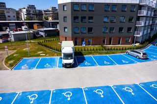 Cały parking tylko dla niepełnosprawnych? Nietypowy widok na nowym osiedlu w Warszawie