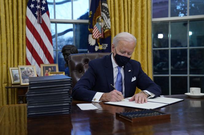 Joe Biden od razu wziął się do pracy w gabinecie owalnym