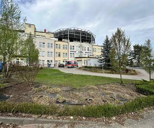 Nie było „dymka”, więc cisnął telefonem! Alarm w szpitalu, strażacy w akcji