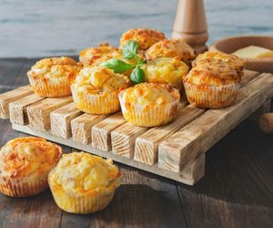 Zamiast na słodko, robię w wersji wytrawnej. Wyśmienite babeczki serowe to najlepsza przekąska na Sylwestra 