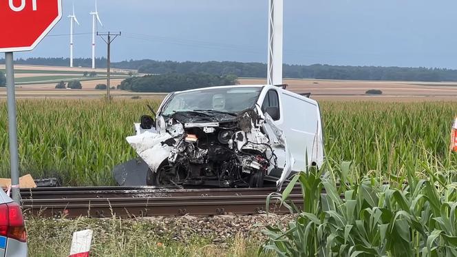 Wypadek na przejeździe kolejowym w Roszkowie. Dostawczak wjechał pod pociąg 