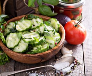 Ogórki z czosnkiem - na zimę, do słoików. Sposób na przerośnięte ogórki!