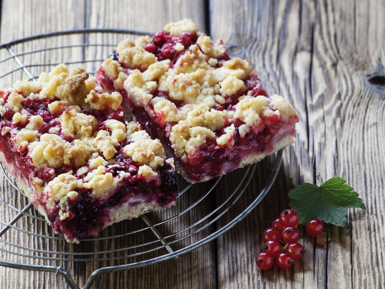 Rozkoszny placek z czerwonymi porzeczkami i kokosową kruszonką 