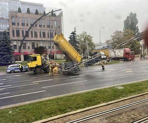 Zderzenie wywrotki z bramownicą drogową. Kierowcy musieli się zmierzyć z dużymi korkami