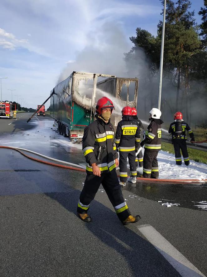 Naczepa tira poszła z dymem! Utrudnienia na A2 koło Konina [ZDJĘCIA]