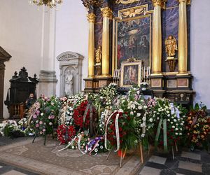 Pożegnali wielką damę polskiej kultury. Kidawa-Błońska przesłała piękny wieniec