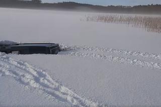 Jezioro Choczewskie. Kierowca land rovera wjechał na lód. Auto znalazło się pod wodą