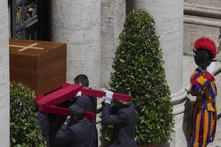 Kondukt żałobny przejechał przez Rzym. Ostatnia droga papieża Franciszka