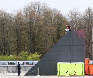 Pomnik smoleński oblany sztuczną krwią