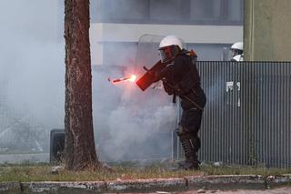 PILNE! Zamieszki w Lubinie! Tłum zaatakował komendę policji! 