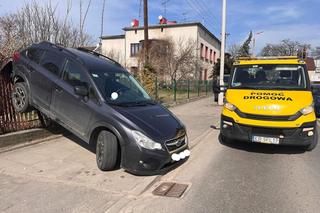 Samochód wylądował na ogrodzeniu 