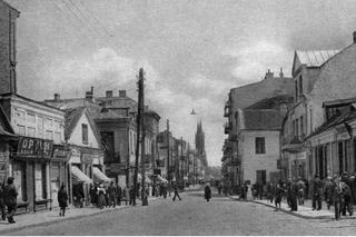 Ulica w Białymstoku. Widoczne szyldy sklepów i przechodnie. Rok: 1918 - 1939