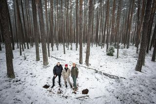 Archeolog, członek zespołu badawczego Wdeckiego Parku Krajobrazowego Olaf Popkiewicz w miejscu pozostałości obozowiska oddziału Armii Krajowej na terenie Wdeckiego Parku Krajobrazowego w Lipinkach,