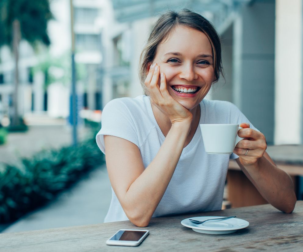 kobieta pije kawę