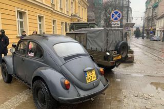 Zabytkowe auta cieszą oczy i mają zachęcić do wsparcia orkiestry 