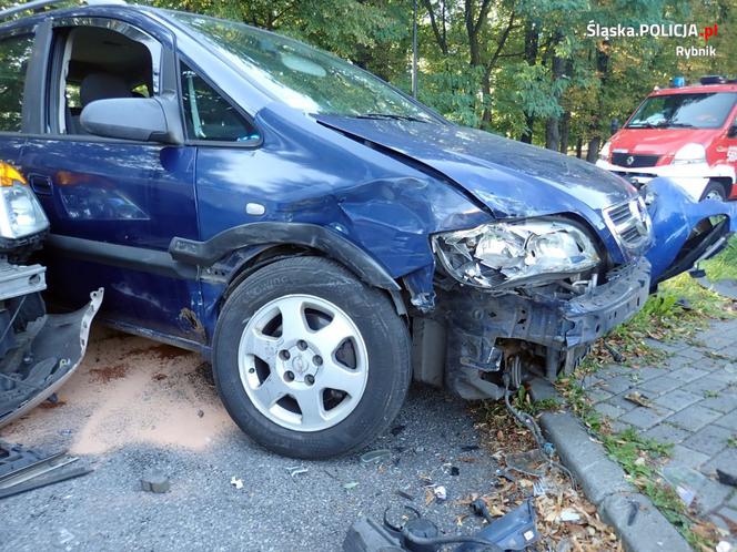 Groźny wypadek na skrzyżowaniu w Rybniku. Ranny 54-latek trafił do szpitala 
