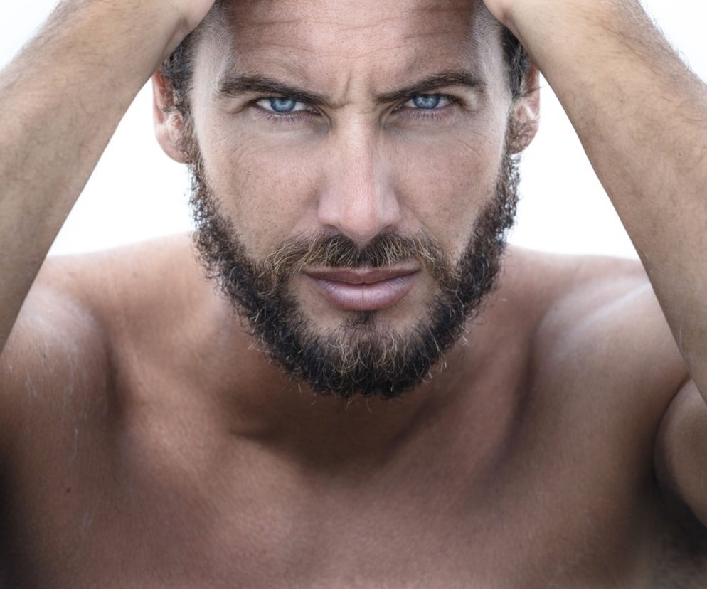 Po co mężczyzna ma się depilować? Depilacja u mężczyzn to nie wymóg, ale moda i wygoda. Usuwanie zbędnego owłosienia może być szybkie i wygodne albo bolesne i bardzo skuteczne.
