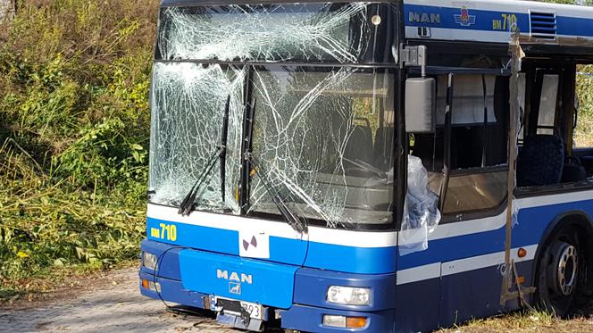 Tak wygląda autobus po wybuchu bomby, którą chciał stworzyć Paweł R.