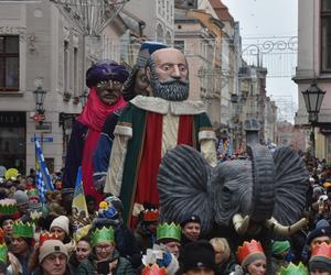 Orszak Trzech Króli 2023 w Toruniu. Efektowne figury, piękne kolory i aktywiści o dramacie uchodźców