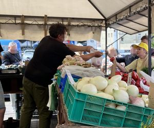 Europosłanka Wcisło buszuje na bazarku.